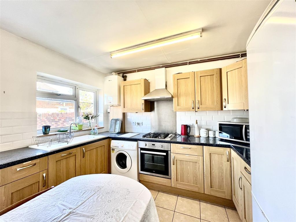Property photo 2 of 11 Kitchen