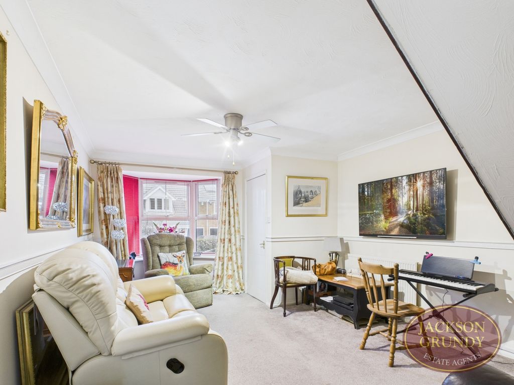 Property photo 2 of 12 Tewkesbury Close