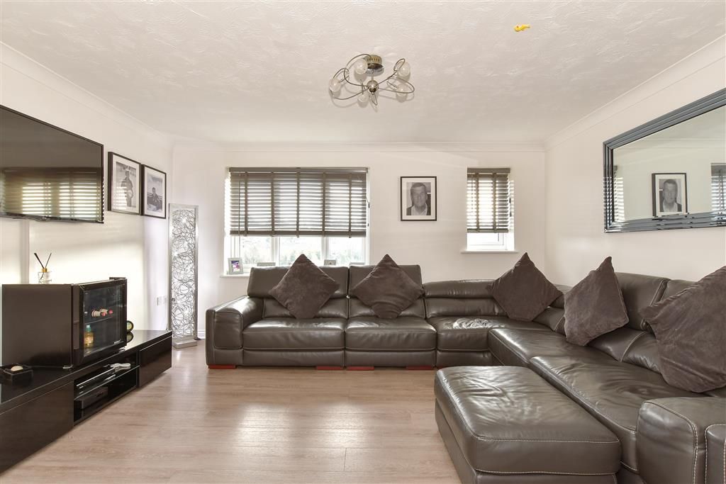 Property photo 3 of 12 Lounge