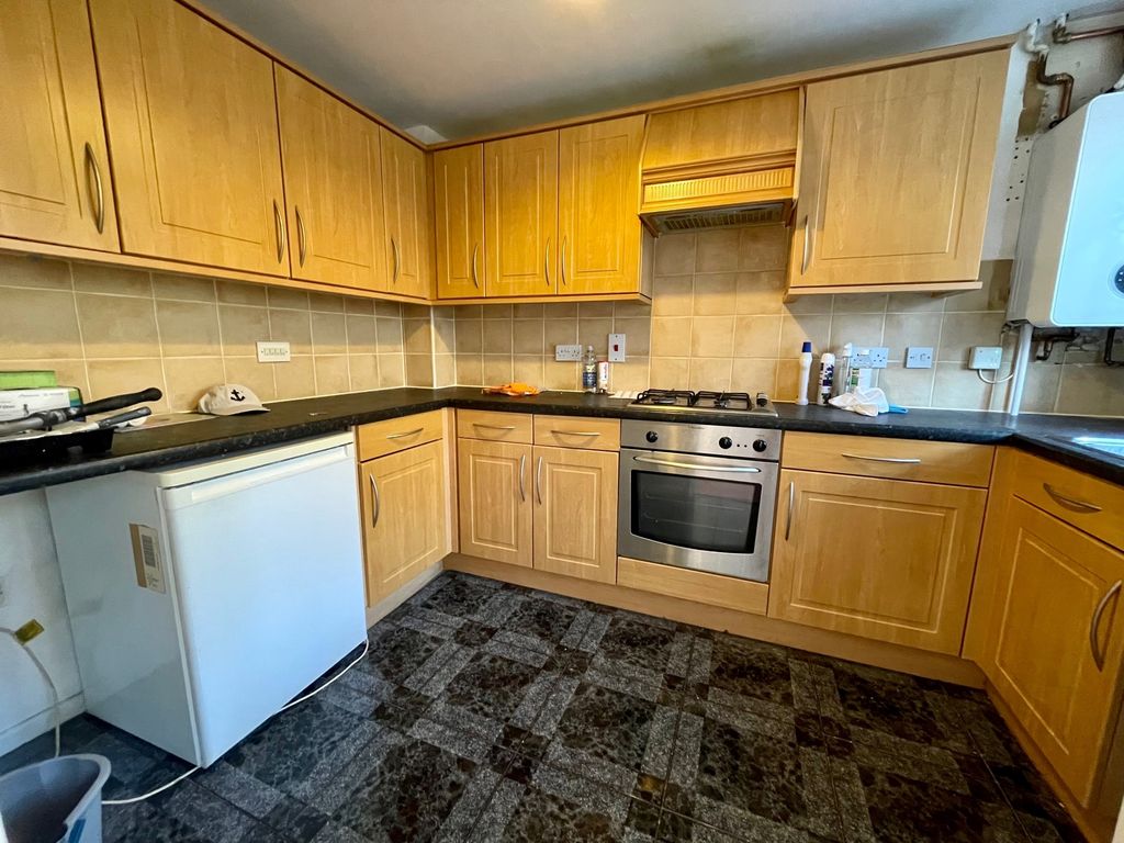 Property photo 3 of 10 Kitchen