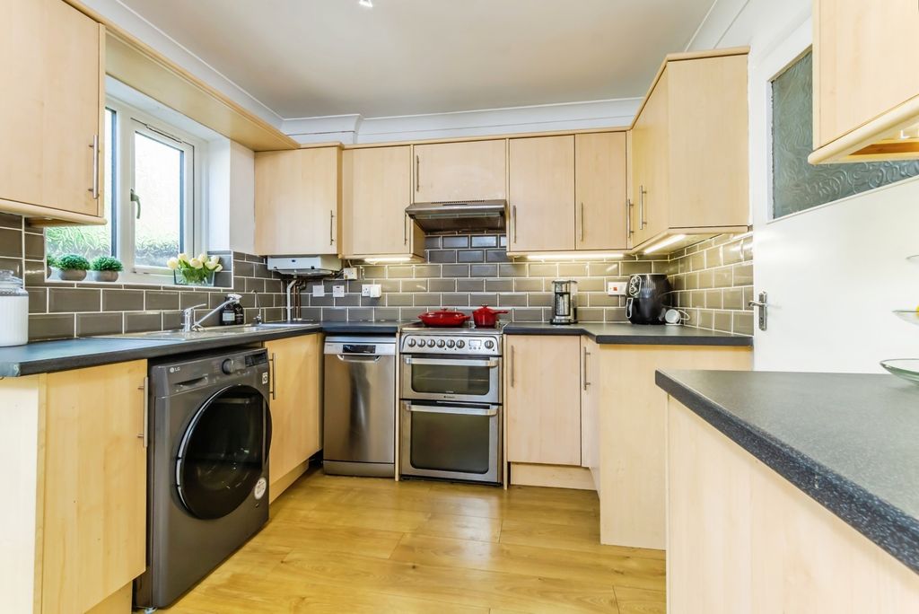 Property photo 2 of 11 Kitchen