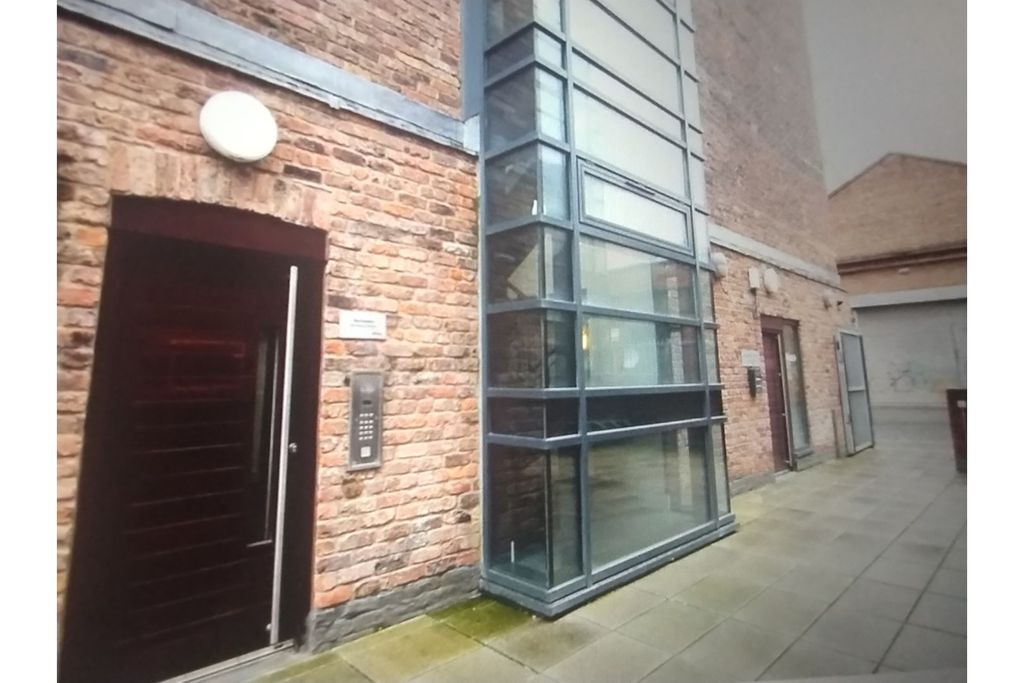 Property photo 2 of 11 Communal Entrance