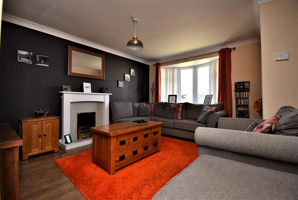 Property photo 2 of 12 Lounge