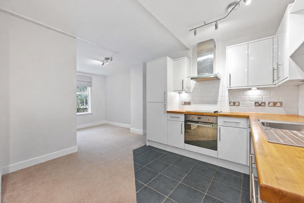 Property photo 2 of 7 Overstone Road