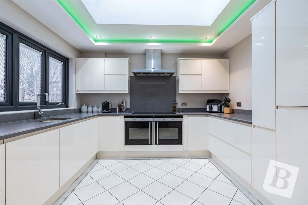 Property photo 2 of 19 Kitchen