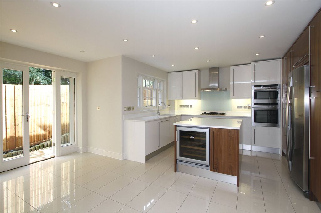 Property photo 2 of 8 Kitchen/Breakfast Rm