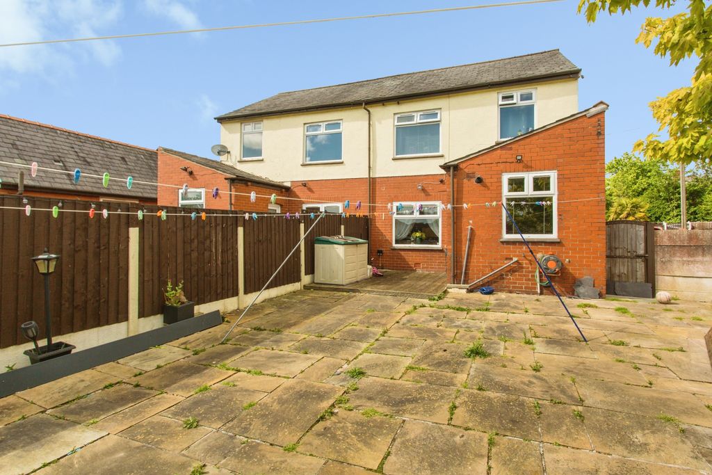 Property photo 2 of 12 2 Walnut Avenue, Wigan Wn1 3Xe