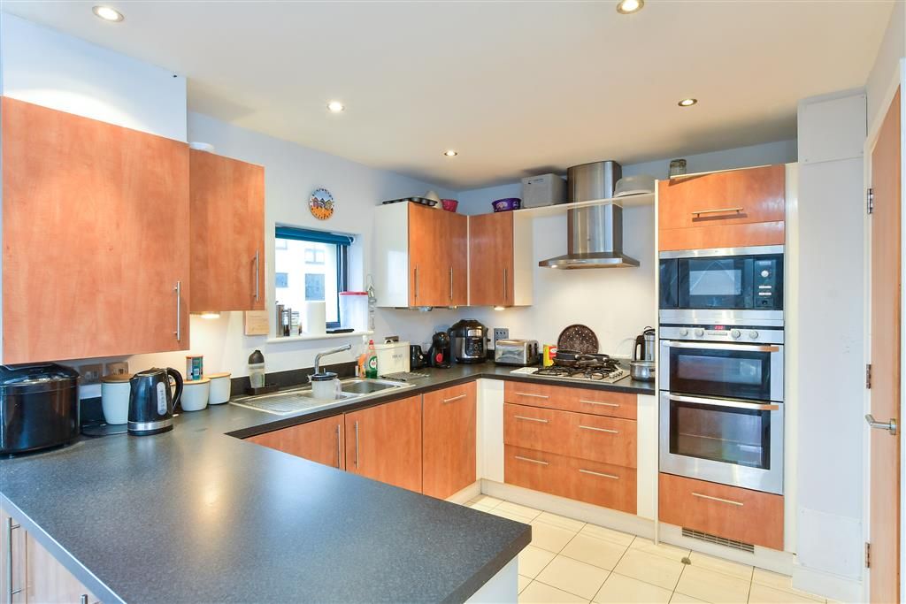 Property photo 3 of 11 Kitchen