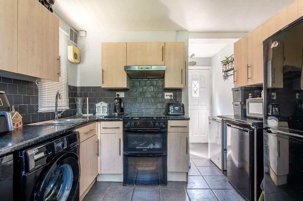 Property photo 3 of 8 Kitchen