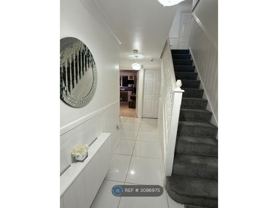 Property photo 3 of 18 Hallway
