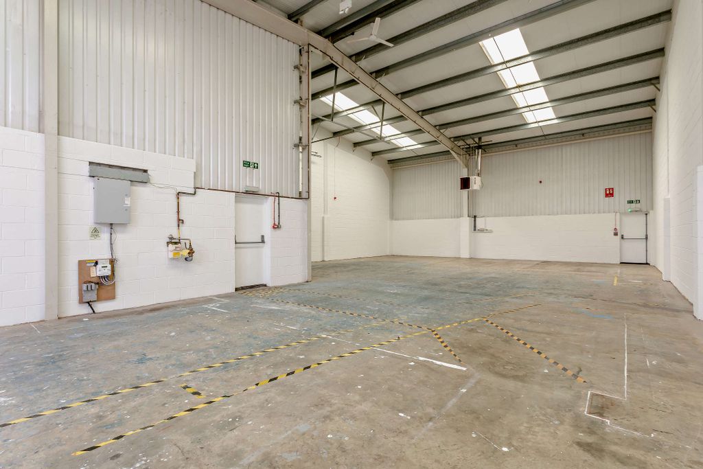 Property photo 3 of 16 8659958-Interior02-800
