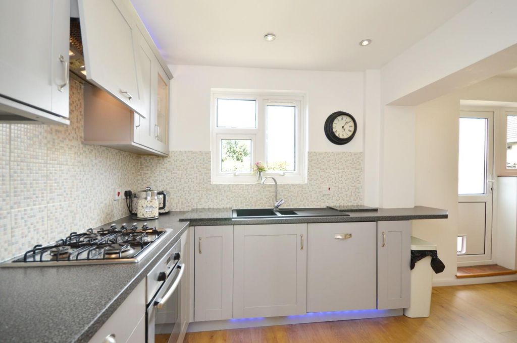 Property photo 3 of 20 Kitchen/Breakfast Room