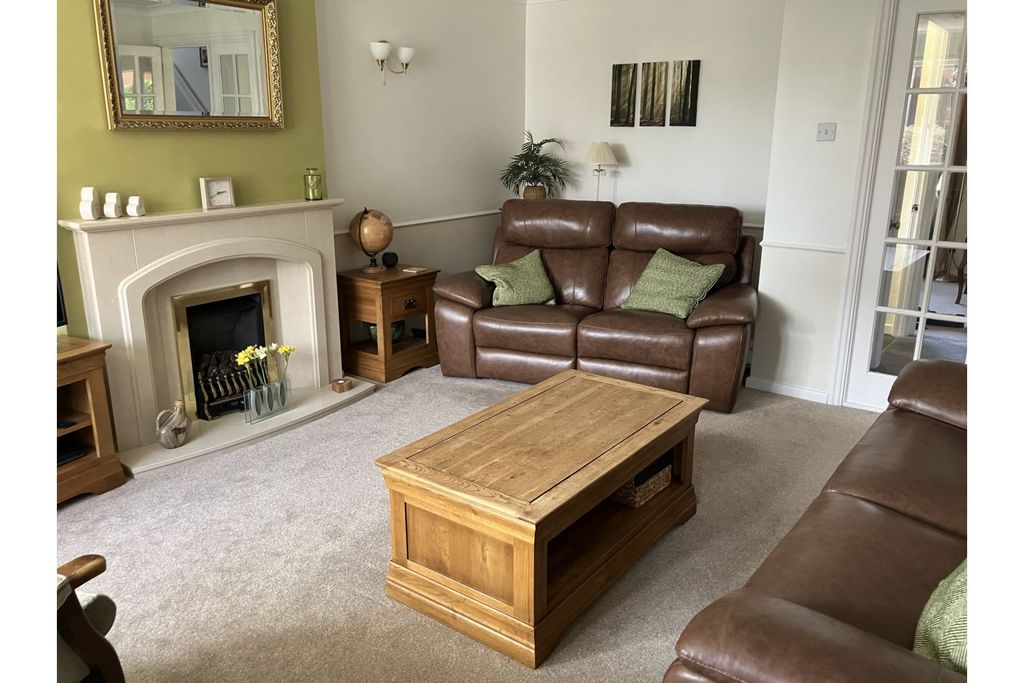 Property photo 2 of 19 Lounge