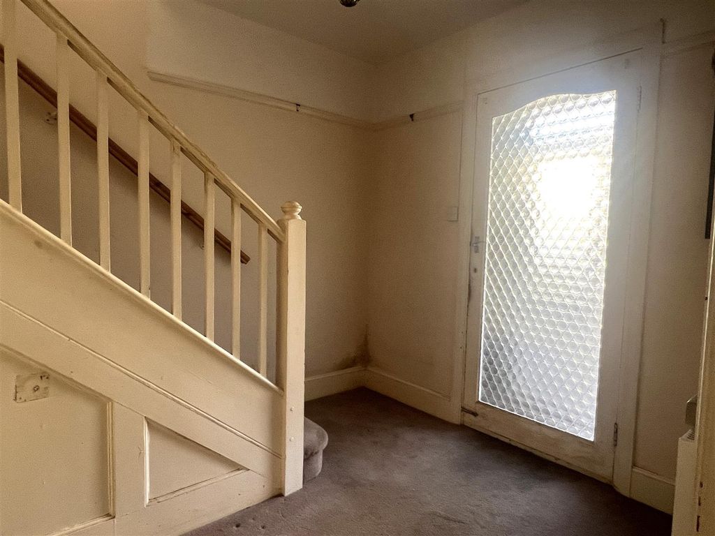 Property photo 3 of 19 Hall