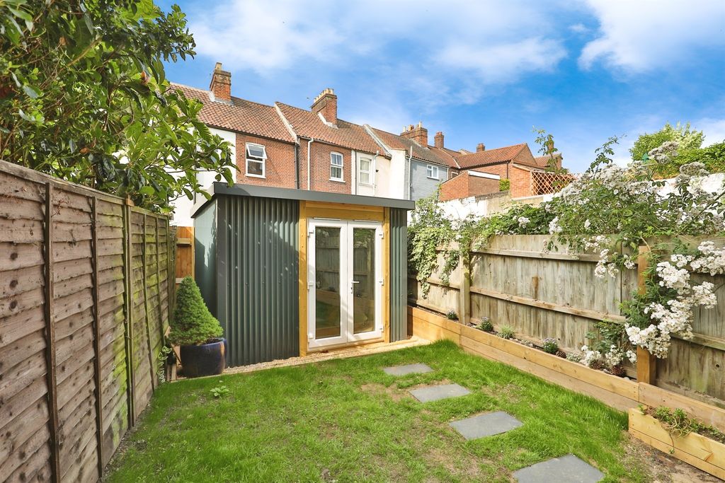 Property photo 2 of 17