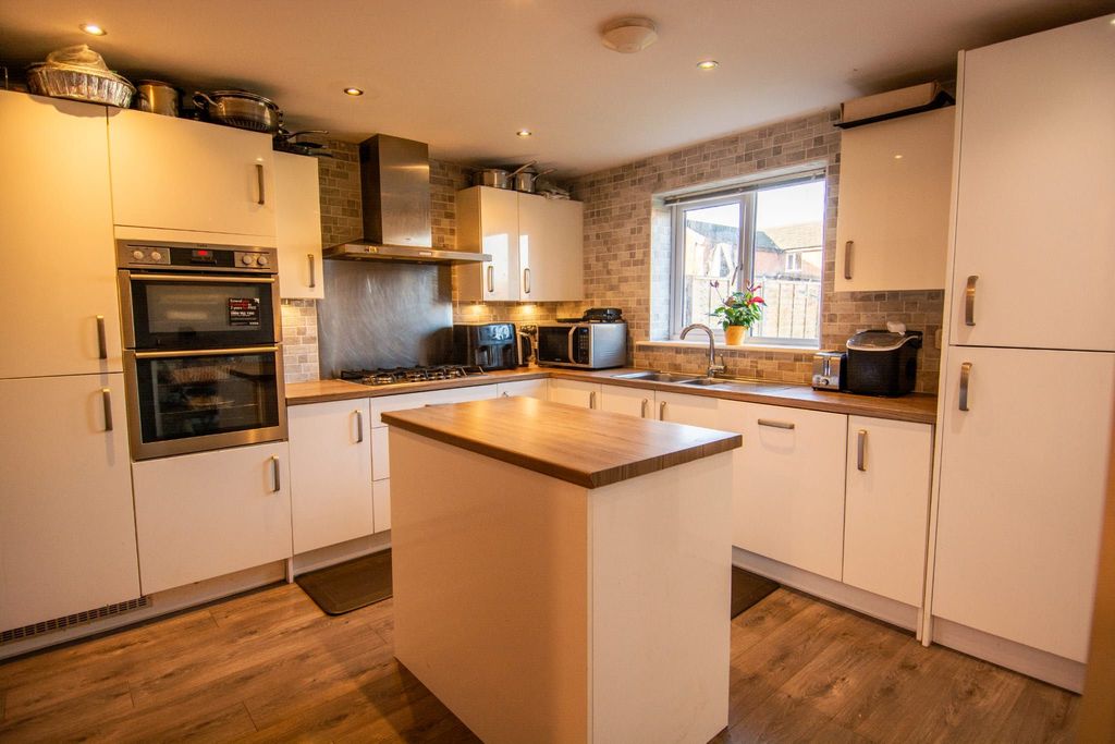 Property photo 2 of 22