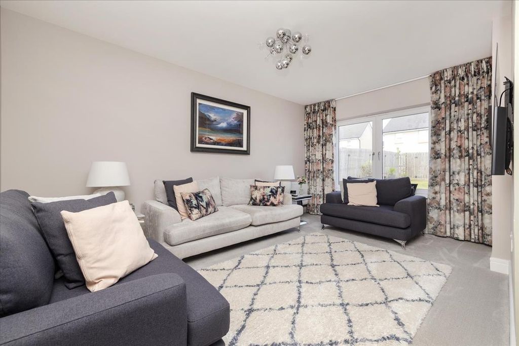 Property photo 2 of 32