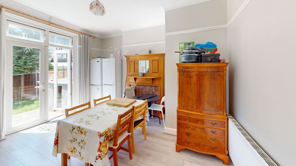 Property photo 2 of 10 Spacious And Fresh Communal Dining Area With Garden Access.
