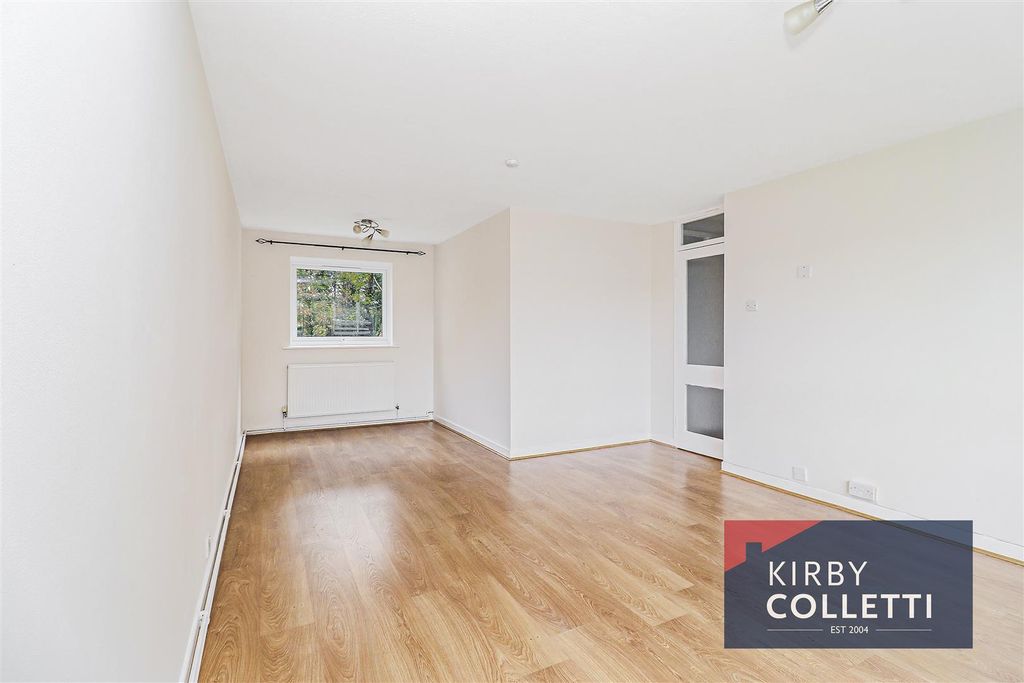 Property photo 2 of 11 Lounge