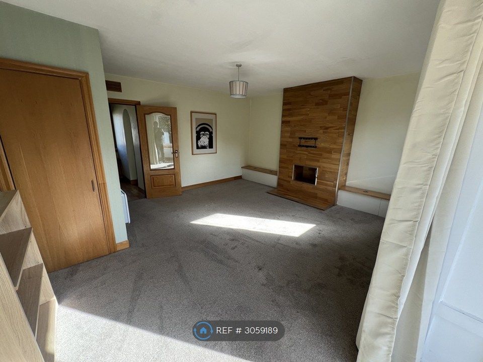Property photo 1 of 9 Bright And Spacious Living Room