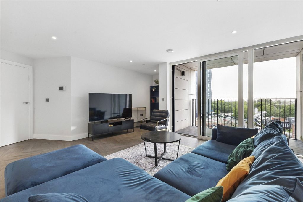 Property photo 3 of 16 Lounge