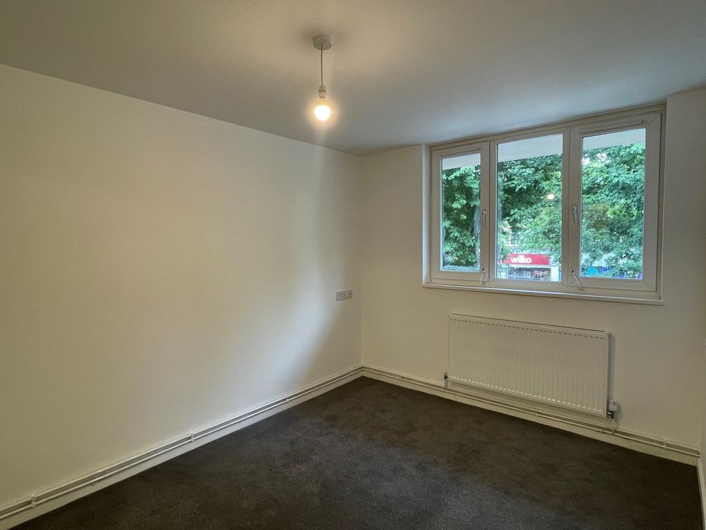 Property photo 1 of 6 Living Room