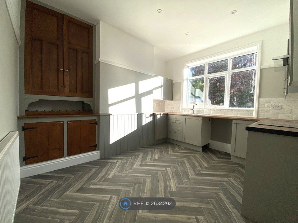 Property photo 2 of 12 Kitchen