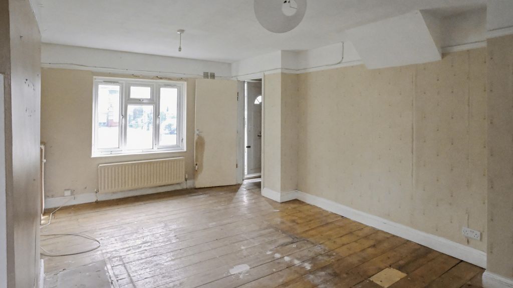 Property photo 2 of 13 4 Nelson Close, Hillingdon, Uxbridge, Ub10 0Px