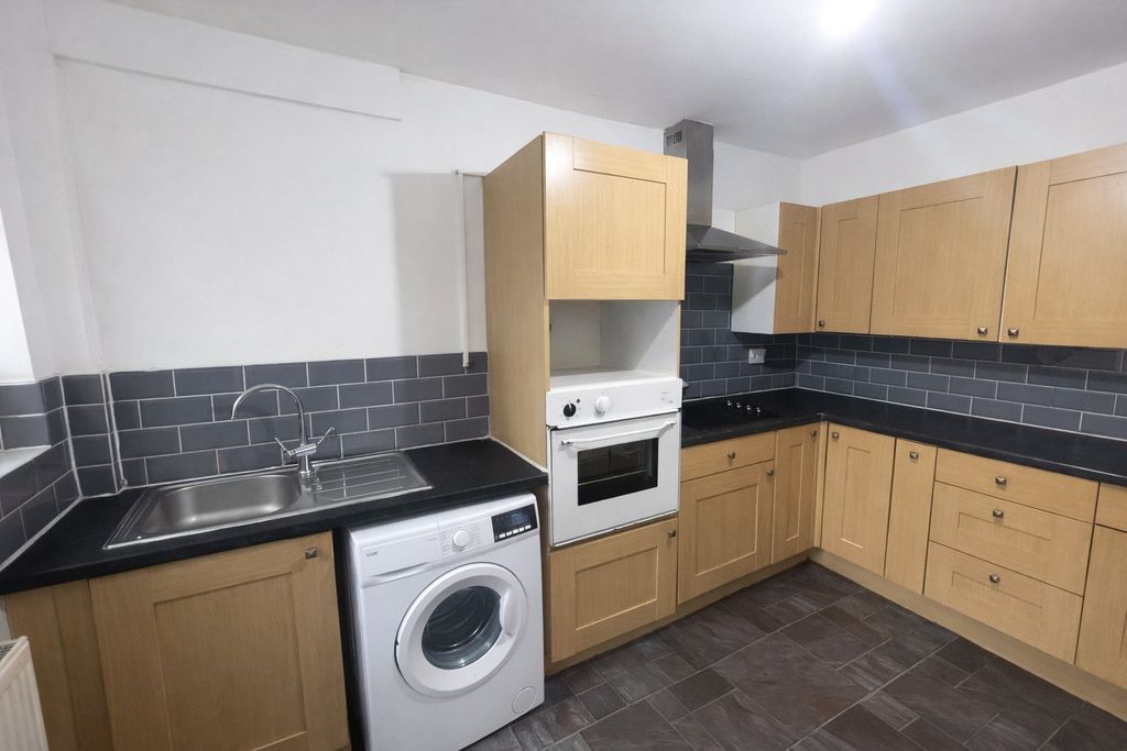 Property photo 3 of 10 Kitchen