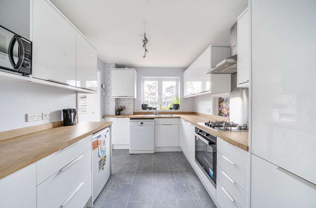 Property photo 2 of 12 1383718-20-69651c...