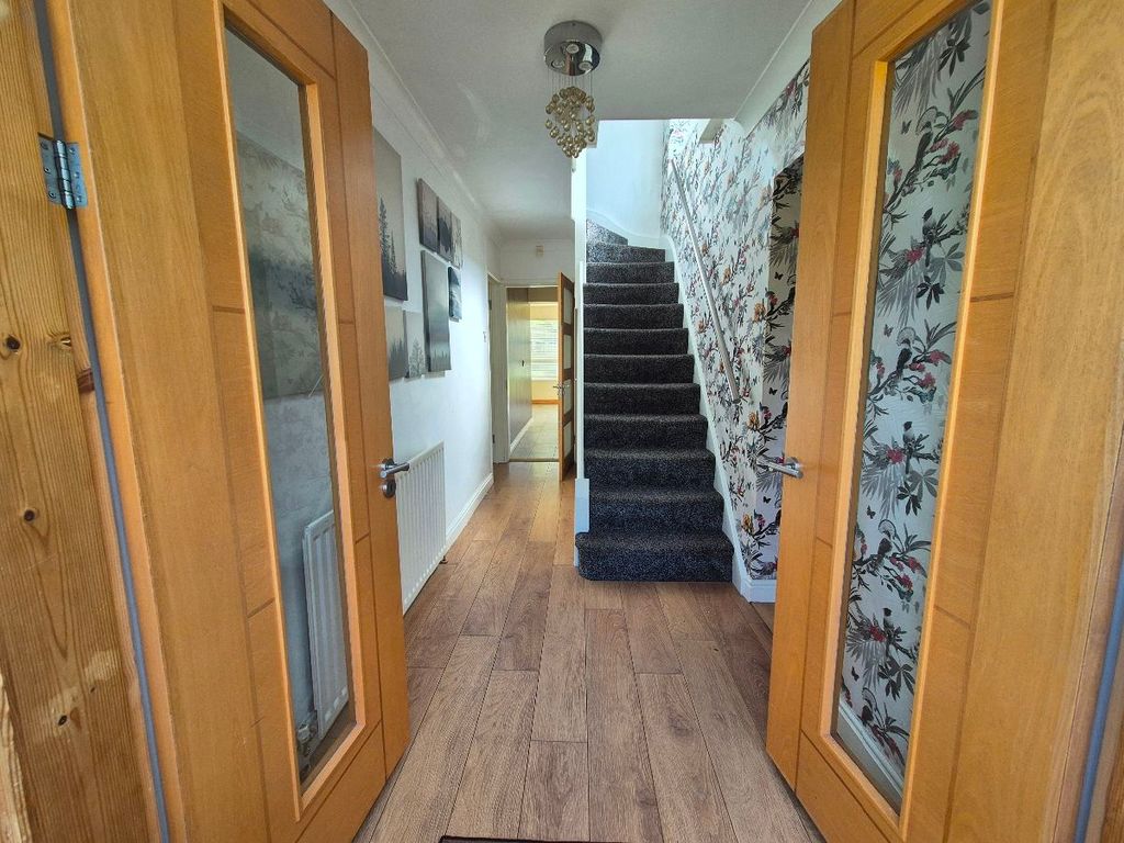 Property photo 2 of 28