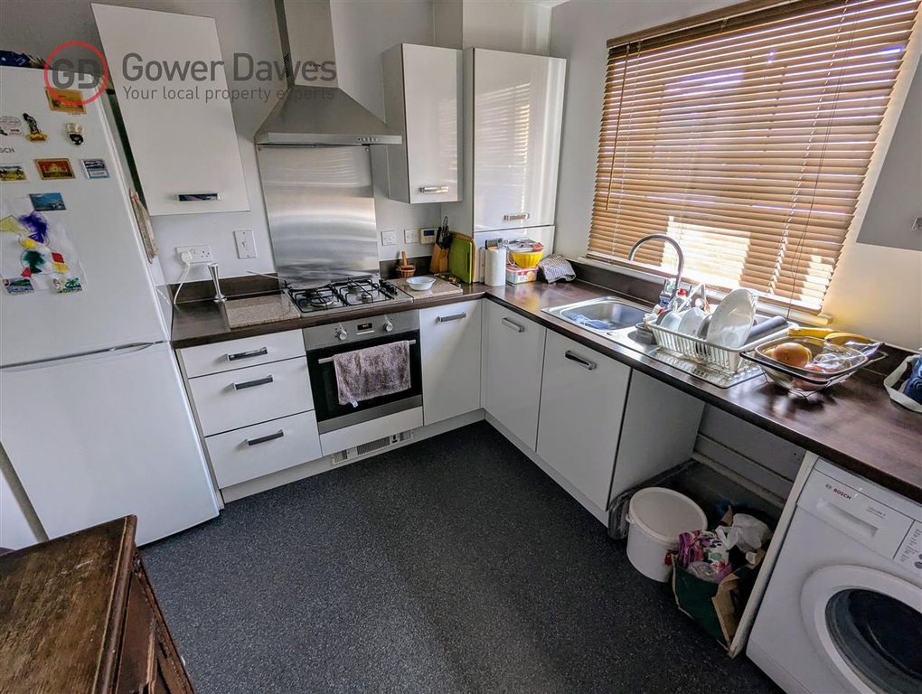 Property photo 2 of 11 Kitchen
