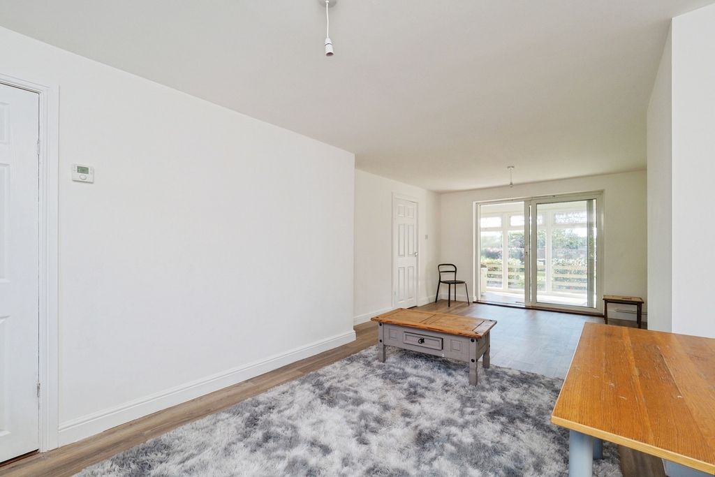 Property photo 2 of 18 Lounge