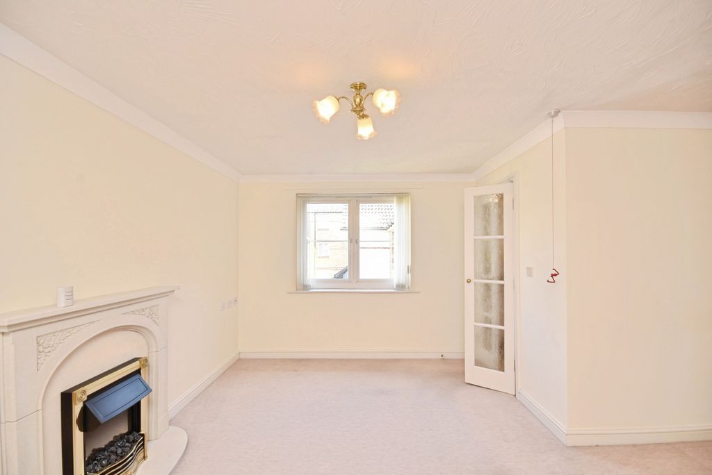 Property photo 1 of 14 Living Room