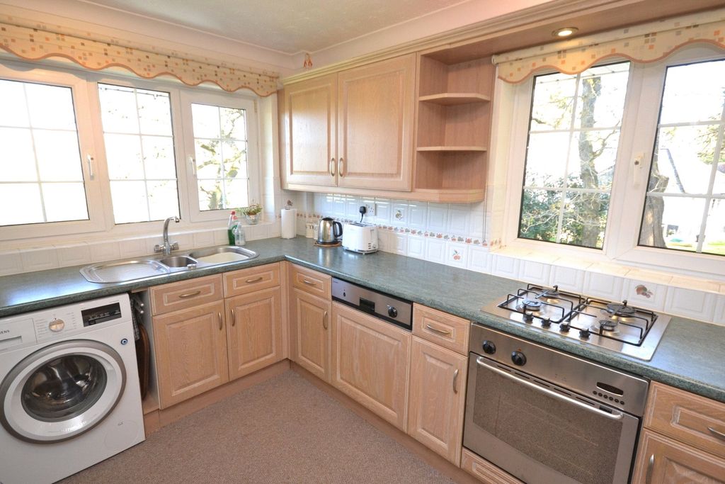 Property photo 3 of 10 Kitchen