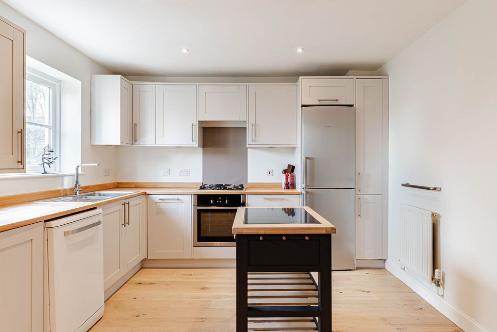 Property photo 2 of 32 Kitchen (1)