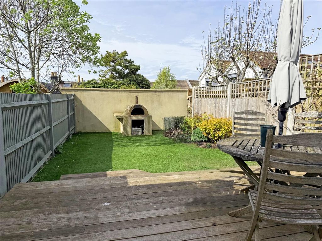 Property photo 2 of 17 Gdnla.Jpg