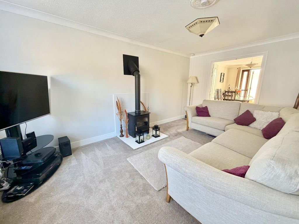 Property photo 2 of 17 Lounge