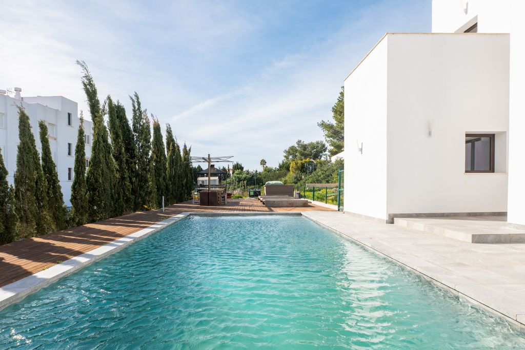 Property photo 2 of 32