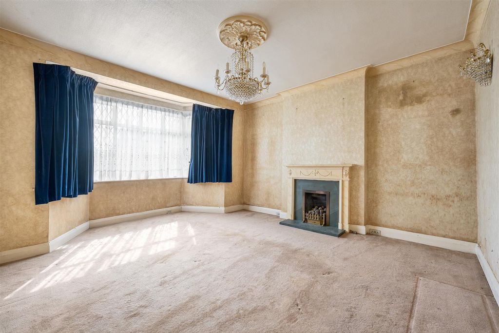 Property photo 3 of 37 Hermitage Close, E18