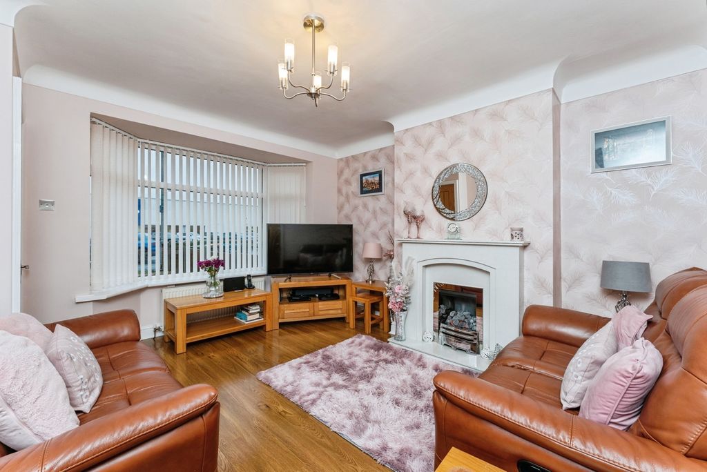 Property photo 3 of 20 Lounge