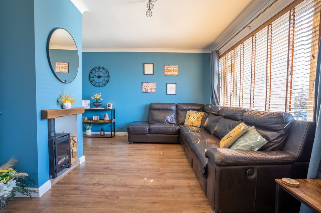 Property photo 2 of 33