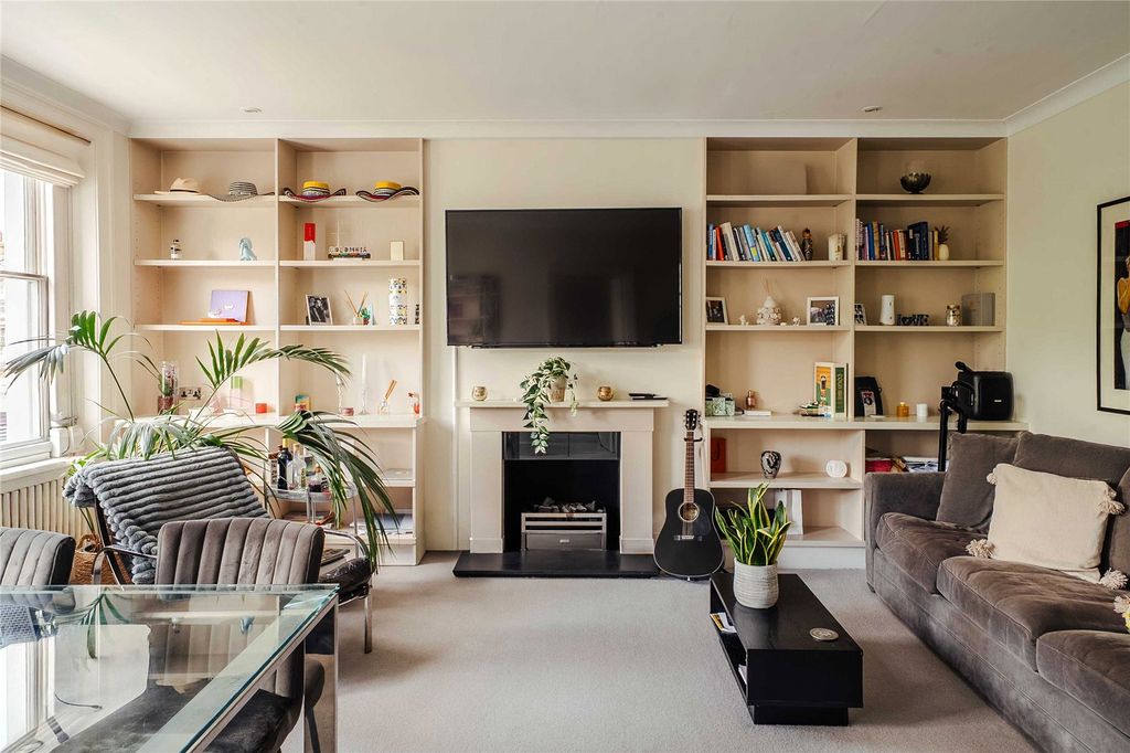 Property photo 1 of 11 Living Room