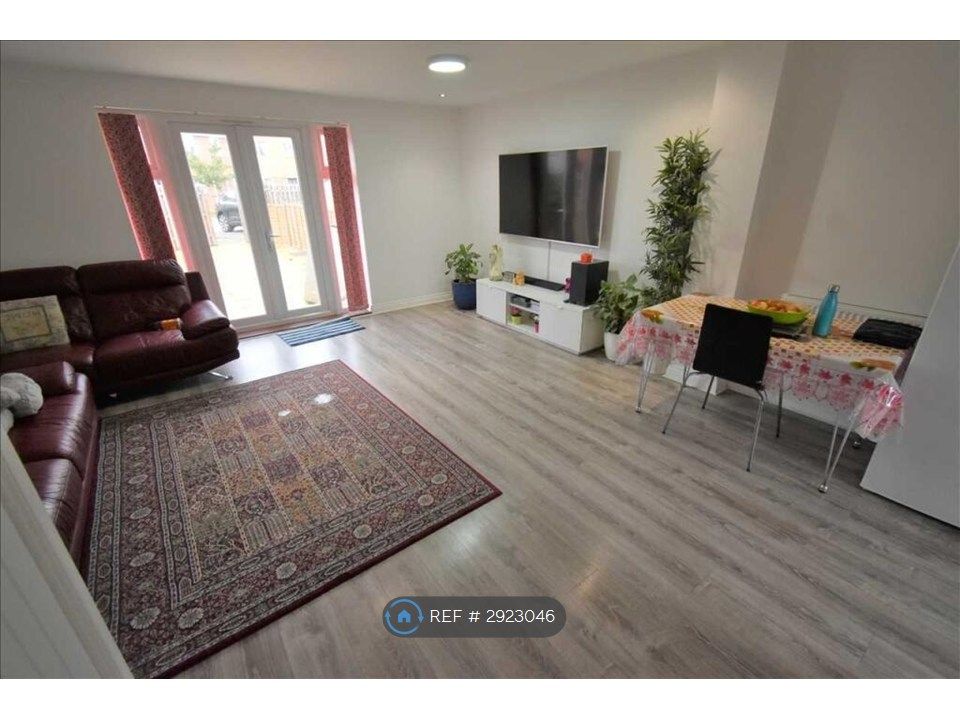Property photo 2 of 10 Living Room
