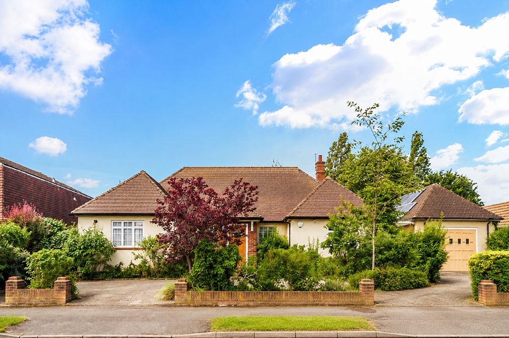 Property photo 1 of 19 Kingsmead Avenue, Worcester Park - Kt4 8Xb