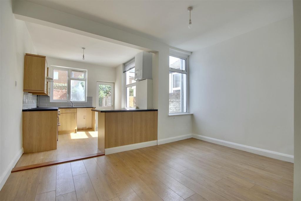 Property photo 2 of 14 Essex Road Internal.Jpg