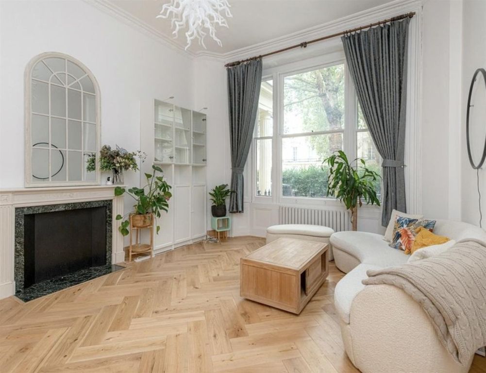 Property photo 1 of 11 Living Room .Jpg