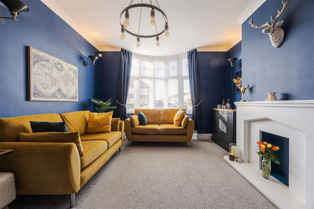 Property photo 3 of 24 Lounge