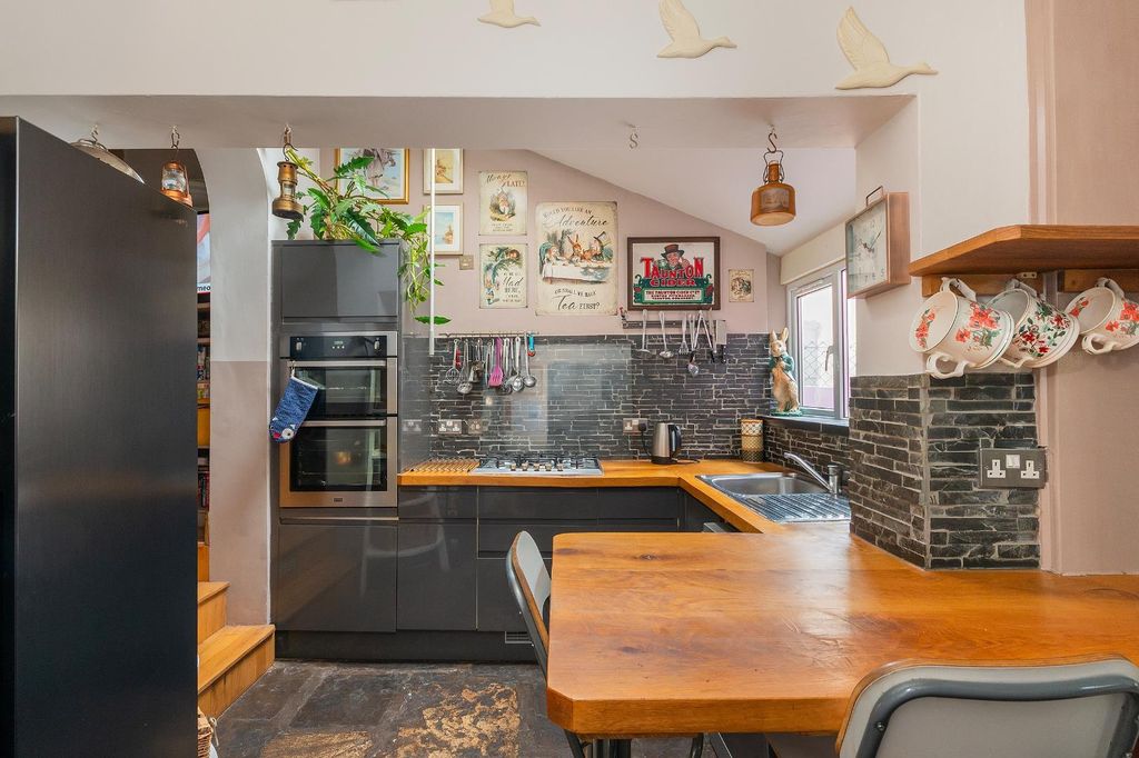 Property photo 3 of 46 0W1Sse - Kitchen B.Jpg