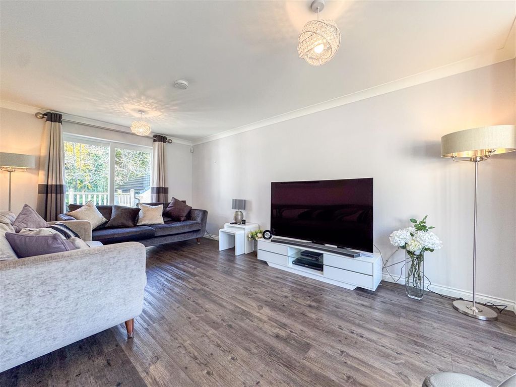 Property photo 3 of 29 Lounge